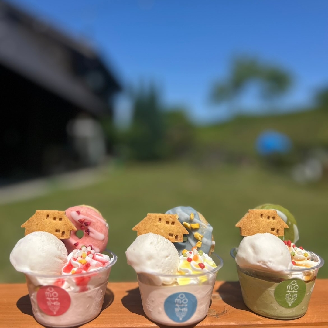 【2025夏のひんやりスイーツ始めます】
・
旅行気分でお出かけしたい和モダンカフェ、omoや545です🏡
・
スタッフの気合いが入りすぎて、例年よりも大豊作⁉️
今年の夏限定メニューご紹介します🌻😋
・
まずは第1弾❣️
カラフル可愛い「なついろパフェ」4色展開😆
・
🩵シトラスブルー
🩷ストロベリーピンク
💚マッチャグリーン
🤎ショコラブラウン
・
今年の最推しは、アイスクリーム🍨✨
・
omoや545のポリシーであるアレルゲンフリーはもちろんながら、食べた後にその事実を知ったお客様が
『え、これで乳製品も卵も使ってないなんて⁉️』と驚愕される事例多数🫢
，
濃厚なクリーミーさと、なめらかな口どけが自慢です☺️
特に冷たいソーダやコーヒーなどへのフロートトッピングは、特別感が高まってオススメ🤩
・
実は今までも店頭限定でちゃんと販売していたのですが😅
兼ねてからご希望の多かったパフェを、満を持して開発しました👍
・
ふわもちミニドーナツや、サクサク米粉サブレの食感も楽しく、コンパクトなサイズ感ながら食べごたえ抜群🫶
・
お連れ様と一緒に異なるカラーパフェをシェアして、色々味くらべも出来ますね👯‍♀️💐
・
バリエーションを楽しめる「なついろパフェ」4色🎊
6/26木曜日から店頭でご提供します💁‍♀️
・
スイーツやドリンクなどカフェメニューはご予約不要☕️
限定ランチメニューをご希望のお客様は、下記よりご予約方法をご確認ください↓
・
・ ―――――――――――――――――――――――――― 🌸ランチ等限定メニュー　ご予約方法 ――――――――――――――――――――――――――
・ ①予約リクエスト専用フォーム（前日迄） https://docs.google.com/forms/d/e/1FAIpQLSfBUMtucKm6sLfqqy69I3FGfvCUrcmHjrdgXeajPTuE1VAE5g/viewform  ※ハイライト「ランチ予約」からブラウザへリンクできます🔗 ・ ②お電話　050-3740-8545（火-日:10:00-16:00)  ・ ③SNS DM（前日迄）  ・ ④公式サイト　お問い合わせフォーム  https://omoya545.jp/contact  ・ お知らせ頂く内容🙇‍♀️  ・ご来店予定日（カフェ営業日：木・金・土・日） ・ご来店予定時間（ランチ11:00-13:30)  ・代表者様のお名前 ・当日繋がるお電話番号  ・ご希望メニュー（menu参照　https://omoya545.jp/cafe）  ・ 避けている食材等あれば、可能な限り代替え対応致します😊 
・
――――――――――――――――――――――――――
🚗ご来店方法
――――――――――――――――――――――――――
・
カーナビご利用の際は、以下住所をご入力下さい↓
岡山県 岡山市 北区 御津新庄 368番地
・
🛣️道案内動画1/山陽IC・赤磐・和気/津山・美作方面
https://www.instagram.com/reel/C61A-vTSQSz/?igsh=MWV4NG1ydHdzdzhrdA==
・
🛣️道案内動画2/岡山IC・岡山市街・空港/津山・久米南方面
https://www.instagram.com/reel/C6xoufzSudl/?igsh=MW45OXBkZXNvcWZuag==
・
公式HPアクセスページ
https://omoya545.jp/access
・
テイクアウト・一時降車のみ
https://www.instagram.com/p/C-bRflQycxW/?hl=ja&img_index=1

※フィード欄TOPにも、動画と画像を掲載しています
※ハイライト[ACSESS]もご参考ください

――――――――――――――――――――――――――
・
大切な人と過ごす、心身のご褒美時間😌
omoや545は、アレルギーや食制限に関わらず、美味しいね！と言い合えるメニューをご提供します🏡
・
皆様のご来店をお待ちしております☺️
・
・
#omoや545 
#岡山カフェ 
#岡山ランチ 
#ファミリーカフェ 
#親子カフェ 
#キッズカフェ 
#子連れカフェ 
#子連れランチ 
#ママ友とカフェ 
#犬連れカフェ

#アイス 
#パフェ
#ドーナツ 

#子連れお出かけスポット
#岡山お出かけ
#岡山お出かけ情報

#薬膳カフェ 
#薬膳料理 
#薬膳ランチ

#アレルゲンフリー 
#グルテンフリー
#ヴィーガン
#小麦アレルギー
#牛乳アレルギー 
#卵アレルギー
#ナッツアレルギー