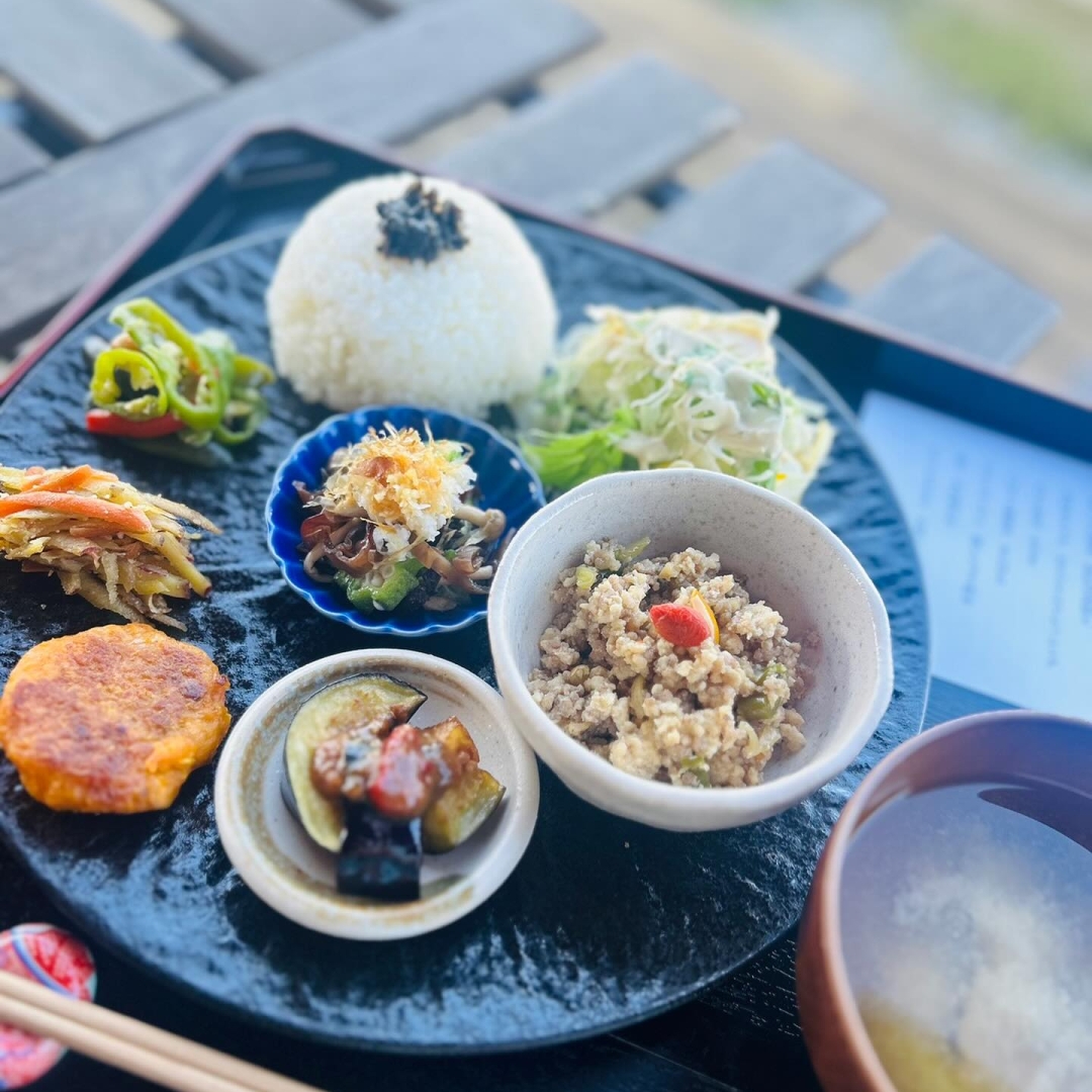 ・
omoや545の店内は、金木犀の薫る風が吹き抜けています🌼
・
秋の旬食材がたっぷりの薬膳ランチプレートは、10月からデザートがセットになりました❣️
ちょっとお味見してから、店舗限定スイーツを選ぶのがおすすめ👌
・
そして突然ですが‼️
カフェ予約リスクエストフォームができました🙌😆
・
数年前からomoや545の限定ランチメニューは、事前予約をお願いしています🙏
・ SNSのDMでご連絡頂く方が多かったので、必要情報を手入力して頂くのは申し訳ないとずっと思っていました💦
・
なるべくパッパと選択できるようなフォームを目指しておりますので、もしご不便等ありましたら忌憚なくお知らせください📝
・
皆様のご予約をお待ちしています😊
——————————————————————————————
🌸ランチ等限定メニューご予約方法
——————————————————————————————
・
①予約リクエスト専用フォーム（前日迄）
https://docs.google.com/forms/d/e/1FAIpQLSfBUMtucKm6sLfqqy69I3FGfvCUrcmHjrdgXeajPTuE1VAE5g/viewform 
※ハイライト【MENU限定/要予約】より、直リンク出来ます🔗
・
②お電話　050-3740-8545（火-日:10:00-16:00)
・
③SNS DM（前日迄）
・
④公式サイト　お問い合わせフォーム
https://omoya545.jp/contact
・
お知らせ頂く内容🙇‍♀️
・ご来店予定日（カフェ営業日：木・金・土・日）
・ご来店予定時間（ランチ11:00-13:30)
・代表者様のお名前
・当日繋がるお電話番号
・ご希望メニュー（画像2-3枚目をご覧ください）
・
※避けている食材等あれば、可能な限り代替え対応致します😊
——————————————————————————————
ご予約・ご来店に際してご不明点がございましたら、お気軽にご連絡ください。
・
皆様のお越しをお待ちしております。
・
・
#omoや545
#アレルゲンフリー 
#グルテンフリー
#ヴィーガン
#8大アレルゲン不使用 
#小麦アレルギー
#牛乳アレルギー 
#卵アレルギー
#ナッツアレルギー
#岡山カフェ 
#岡山ランチ 
#キッズカフェ 
#子連れカフェ 
#子連れランチ 
#子連れお出かけ 
#岡山旅行 
#薬膳カフェ 
#薬膳料理 
#薬膳ランチ

#omoya545
#allergenfree 
#glutenfree
#dairyfree
#okayama 
#okayamacafe 
#okayamalunch