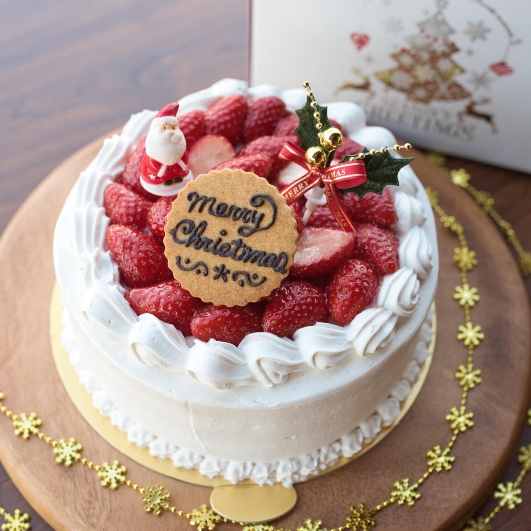 【クリスマスケーキ予約受付中❣️🍰】
・
みんないっしょにおいしい😋
omoや545の特別なクリスマスケーキでお祝いを🎄✨
・
いつも私たちが願うのは、食制限があっても、同じテーブルを囲んで「おいしいね」と言い合えるシーンです🎂クリスマスはその実現にぴったりの日🎅🤶
・
米粉と大豆粉を中心としたふんわりスポンジに、豆乳でつくった植物性ホイップクリームでデコレーション🎂
※アレルゲン28品目中では、大豆のみ使用
・
毎年人気のショートケーキ、チョコ感たっぷりなガトーショコラに加えて、大人も子供も大好きなイチゴムースが仲間入り🍓
・
お客様のご要望にお応えして、一部商品が【冷凍配送可能】となりました❄️
・
ぜひ専用予約フォームよりお申し込み下さい😊
Instagramハイライト「クリスマス限定」から直接リンクできます🔗
https://x.gd/sc8WJ
・
——————————————————————————————
【2025クリスマス限定ドーナツ新発売】🎄☃️🫎
・
カラフルなバリエーションが楽しめる、omoや545のアレルゲンフリードーナツシリーズ🍩
毎年発売される季節限定テイストも、お楽しみのひとつ❣️
ぜひお気に入りを見つけてみてください☝️
・
☃️スノーマン☃️
ほのぼのスマイルの雪だるまは、いちごパウダーがたっぷり入ったチョコレートをプレーンドーナツにコーティング。
・
🎄クリスマスリース🎄
生地にもチョコにも宇治抹茶を練り込んだW抹茶が、この時期だけのアップグレード。
かぼちゃ生地の星形サブレと、色とりどりのあられをトッピングして賑やかにクリスマスを彩るリースをイメージ。
・
🫎トナカイ🫎
ココアドーナツに、マイルドチョコレートをコーティングした赤鼻がポイントのトナカイさん。
・
・
店頭とオンラインショップで販売中👍
Omoや545オンラインショップはコチラ⇩🎅
https://shop.omoya545.jp/collections/seasonal-donut
もしくは「omoya545」で検索
・
ぜひ、今だけのアレルゲンフリードーナツを楽しんでください❣️
・
<omoや545のアレルゲンフリースイーツって?>
⭐️8大アレルゲン(小麦・卵・乳製品・落花生・くるみ・えび・かに・そば)不使用
⭐️ナッツ類(アーモンド・カシューナッツ等)不使用
⭐️グルテンフリー
⭐️オールプラントベース
・
——————————————————————————————
・
omoや545のカフェは、12/28日曜日14:00まで営業致します。
少し早めの閉店とさせて頂きますので、ご了承くださいませ。
・
また、年始は1/8木曜日から営業開始致します。
・
忘年会にクリスマスと慌ただしい時期ですが、そんな合間に大切な方とほっとひと息、休憩しに来て頂ける場所になりたいと思っています☺️🍀
・
身体も落ち着くゆったりランチや、特別なスイーツ・ドリンクをご用意して、
お待ちしてます!☕️
・
限定数ランチのご予約は、Instagramハイライト「ランチ予約」から直接リクエストフォームにリンクを❣️🔗
・
ご不明点等ございましたら下記までお問い合わせください。
TEL 050-3740-8545 (火-日:10:00-16:00)
MAIL contact@omoya545.jp
#omoや545
#岡山カフェ
#岡山ランチ
#ファミリーカフェ
#親子カフェ
#キッズカフェ
#子連れカフェ
#子連れランチ
#ママ友とカフェ
#犬連れカフェ
#クリスマスケーキ
#ドーナツ
#子連れお出かけスポット
#岡山お出かけ
#岡山お出かけ情報
#薬膳カフェ
#薬膳料理
#薬膳ランチ
#アレルゲンフリー
#グルテンフリー
#ヴィーガン
#小麦アレルギー
#牛乳アレルギー
#卵アレルギー
#ナッツアレルギー