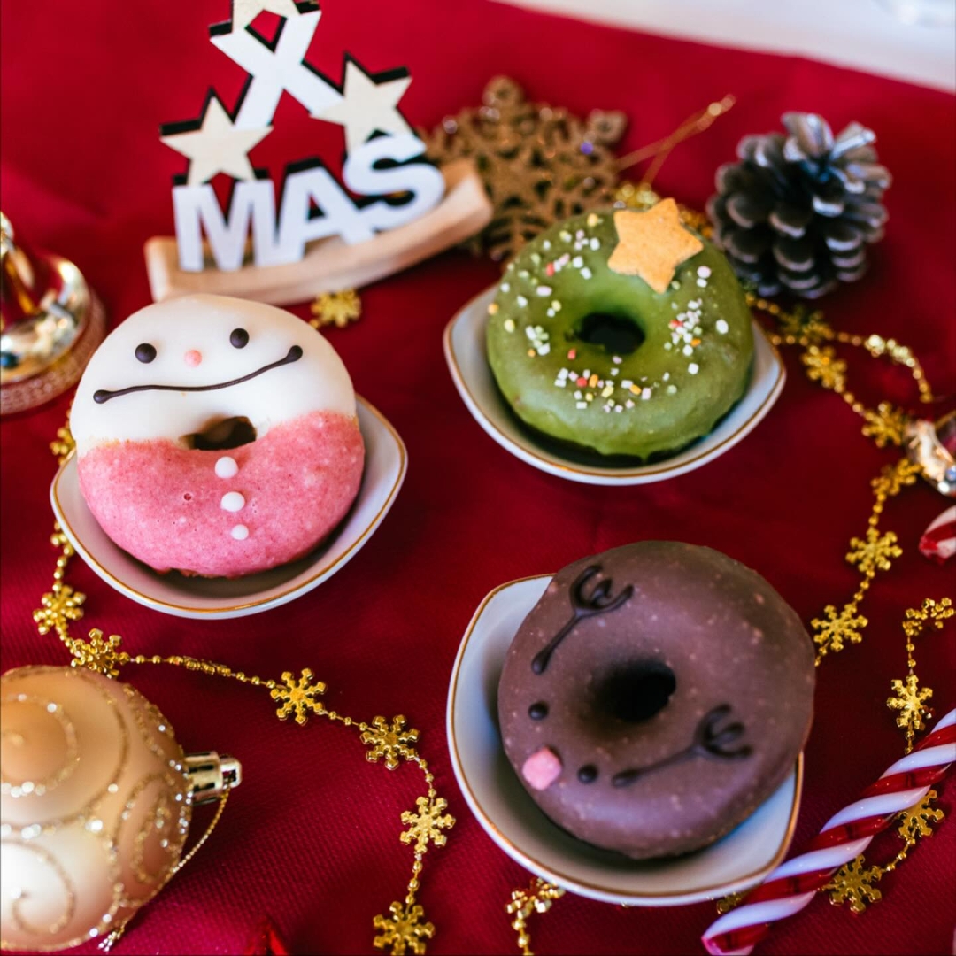 ・
2025クリスマス限定ドーナツ新発売🎄☃️🫎
・
カラフルなバリエーションが楽しめる、omoや545のアレルゲンフリードーナツシリーズ🍩
毎年発売される季節限定テイストも、お楽しみのひとつ❣️
ぜひお気に入りを見つけてみてください☝️
・
☃️スノーマン☃️
ほのぼのスマイルの雪だるまは、いちごパウダーがたっぷり入ったチョコレートをプレーンドーナツにコーティング。
・
🎄クリスマスリース🎄
生地にもチョコにも宇治抹茶を練り込んだW抹茶が、この時期だけのアップグレード。
かぼちゃ生地の星形サブレと、色とりどりのあられをトッピングして賑やかにクリスマスを彩るリースをイメージ。
・
🫎トナカイ🫎
ココアドーナツに、マイルドチョコレートをコーティングした赤鼻がポイントのトナカイさん。
・
・
11/20水曜日より店頭とオンラインショップで販売スタート!
Omoや545オンラインショップはコチラ⇩🎅
https://shop.omoya545.jp/collections/seasonal-donut
もしくは「omoya545」で検索
・
ぜひ、今だけのアレルゲンフリードーナツを楽しんでください❣️
・
<omoや545のアレルゲンフリースイーツって?>
⭐️8大アレルゲン(小麦・卵・乳製品・落花生・くるみ・えび・かに・そば)不使用
⭐️ナッツ類(アーモンド・カシューナッツ等)不使用
⭐️グルテンフリー
⭐️オールプラントベース
・
——————————————————————————————
・
【クリスマスケーキ予約受付中🍰】
食制限があってもなくても、みんな笑顔のおやつ時間
omoや545が贈る、特別なクリスマスケーキ🎄✨
・
お客様のご要望にお応えして一部商品が【冷凍配送可能】となりました❄️
・
米粉と大豆粉を中心としたふんわりスポンジに、豆乳でつくった植物性ホイップクリームでデコレーション🎂
※アレルゲン28品目中では、大豆のみ使用
・
毎年人気のショートケーキ、チョコ感たっぷりなガトーショコラに加えて、大人も子供も大好きなイチゴムースが仲間入り🍓
・
ぜひ専用予約フォームよりお申し込み下さい😊
Instagramハイライト「ケーキ予約」からリンクしてください🔗
https://x.gd/sc8WJ
——————————————————————————————
ご不明点等ございましたら下記までお問い合わせください。
TEL 050-3740-8545 (火-日:10:00-16:00)
MAIL contact@omoya545.jp
#omoや545
#クリスマスケーキ予約
#クリスマス
#オールプラントベース
#グルテンフリー