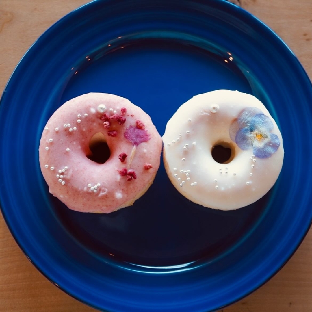 【年始限定発売】紅白ドーナツ🔴⚪️❣️
・
1/11日曜日13:00より、オモヤガーデンにて毎年恒例の獅子舞ご披露がございます🎍🌅
・
お休み明け、新学期やお仕事始めを頑張られた皆様に、ペチカで温まったomoや545の店内でゆったりランチを召し上がって頂き、伝統芸能を楽しんで頂きたいと思います😋
・
もちろん、演舞のご見学だけでもお気軽にお寄りください👍
当日は、来場者様に甘酒の無料お振舞いもあります🍵
・
エディブルフラワーがアクセントの紅白ドーナツは、今だけ限定数のご用意なのでぜひお早めに🤩
・
・
ランチご予約方法はこちら↓ ―――――――――――――――――――――――――― 🌸ランチ等限定メニュー　ご予約方法 ――――――――――――――――――――――――――
・ ①予約リクエスト専用フォーム（前日迄） https://docs.google.com/forms/d/e/1FAIpQLSfBUMtucKm6sLfqqy69I3FGfvCUrcmHjrdgXeajPTuE1VAE5g/viewform  ※ハイライト「ランチ予約」からブラウザへリンクできます🔗 ・ ②お電話　050-3740-8545（火-日:10:00-16:00)  ・ ③SNS DM（前日迄）  ・ ④公式サイト　お問い合わせフォーム  https://omoya545.jp/contact  ・ お知らせ頂く内容🙇‍♀️  ・ご来店予定日（カフェ営業日：木・金・土・日） ・ご来店予定時間（ランチ11:00-13:30)  ・代表者様のお名前 ・当日繋がるお電話番号  ・ご希望メニュー（menu参照　https://omoya545.jp/cafe）  ・ 避けている食材等あれば、可能な限り代替え対応致します😊 
・
――――――――――――――――――――――――――
🚗ご来店方法
――――――――――――――――――――――――――
・
カーナビご利用の際は、以下住所をご入力下さい↓
岡山県 岡山市 北区 御津新庄 368番地
・
🛣️道案内動画1/山陽IC・赤磐・和気/津山・美作方面
https://www.instagram.com/reel/C61A-vTSQSz/?igsh=MWV4NG1ydHdzdzhrdA==
・
🛣️道案内動画2/岡山IC・岡山市街・空港/津山・久米南方面
https://www.instagram.com/reel/C6xoufzSudl/?igsh=MW45OXBkZXNvcWZuag==
・
公式HPアクセスページ
https://omoya545.jp/access
・
テイクアウト・一時降車のみ
https://www.instagram.com/p/C-bRflQycxW/?hl=ja&img_index=1

※フィード欄TOPにも、動画と画像を掲載しています
※ハイライト[ACSESS]もご参考ください

・
・
・
omoや545は、アレルギーや食制限に関わらず、美味しいね！と一緒に言い合えるメニューをご提供します🏡
・
大切な人と過ごす、心身のご褒美時間。
いつも頑張っているご自分へのご褒美に、ぜひ大切な方と一緒にお立ち寄りください。
・
皆様のご来店をお待ちしております☺️

#岡山カフェ 
#岡山ランチ 
#アレルゲンフリー 
#グルテンフリー
#キッズカフェ