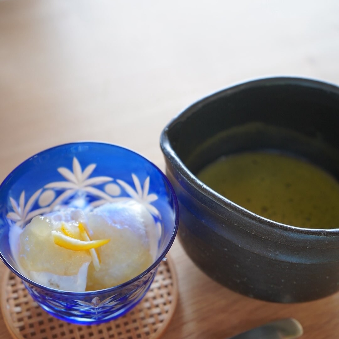 心身のご褒美時間を過ごせるカフェ、omoや545です🏡
・
今夏、この店舗イメージを反映させた新メニュー、
「アフォガート　抹茶ゆず」が新登場しました🍵🍊
・
今年最推しのアレルゲンフリーアイスクリームに、庭採れゆずの自家製ソースをかけて☺️
・
このままでも十分美味しいんですが、さらに！
有機JAS取得の茶葉を、ご注文毎に丁寧にたてたお抹茶をかけて召し上がって頂きます♨️
・
涼しげな切子グラスや陶器椀の手触りとともに、和を五感で楽しむ新体験を🍀
・
omoや545のアレルゲンフリースイーツに合わせてオリジナルブレンドしてもらっている、農薬不使用・無化学肥料で育ったメキシコ産フェアトレード豆のエスプレッソもご用意しています☕️🫘
・
「omoや545（オモヤゴーヨンゴ）」は、江戸時代にはこの地に在ったと言われる築150年以上の庄屋屋敷の母屋（オモヤ）に由来しています🏡
※545の由来は、ぜひご来店して探してみてください😁
・
梁や柱など良い木材はそのまま残しつつ、現代の機能性が高い素材も積極的に用いて空間の快適さを優先する「温故知新」をテーマにした再生工事を行い、今の姿になりました。
・
ロシア式暖炉のペチカがあったり、土間にソファ席があったり、テラスやガーデンがあったりと、皆様がイメージされる「古民家カフェ」とはちょっと違うと思うんです…が。
・
『伝統と革新』
このスタイルが私たちの「オモヤらしさ」だと思っています😌
・
店舗も商品も、同じく日本古来の伝統へのリスペクトを忘れず、現代的な新しい視点も取り入れて、より良いものをご提供していきたいと願っています♪
・
・
非日常の中で心身を癒す、小さな旅の目的地🚗
いつも頑張っているご自分へのご褒美に、ぜひ大切な方と一緒にお立ち寄りください🕊️🍀🕊️
・
スイーツやドリンクなどカフェメニューはご予約不要☕️🍩
限定ランチメニューをご希望のお客様は、事前のご予約をお願い致します↓ ―――――――――――――――――――――――――― 🌸ランチ等限定メニュー　ご予約方法 ――――――――――――――――――――――――――
・ ①予約リクエスト専用フォーム（前日迄） https://docs.google.com/forms/d/e/1FAIpQLSfBUMtucKm6sLfqqy69I3FGfvCUrcmHjrdgXeajPTuE1VAE5g/viewform  ※ハイライト「ランチ予約」からブラウザへリンクできます🔗 ・ ②お電話　050-3740-8545（火-日:10:00-16:00)  ・ ③SNS DM（前日迄）  ・ ④公式サイト　お問い合わせフォーム  https://omoya545.jp/contact  ・ お知らせ頂く内容🙇‍♀️  ・ご来店予定日（カフェ営業日：木・金・土・日） ・ご来店予定時間（ランチ11:00-13:30)  ・代表者様のお名前 ・当日繋がるお電話番号  ・ご希望メニュー（menu参照　https://omoya545.jp/cafe）  ・ 避けている食材等あれば、可能な限り代替え対応致します😊 
・
――――――――――――――――――――――――――
――――――――――――――――――――――――――
・
大切な人と過ごす、心身のご褒美時間😌
omoや545は、アレルギーや食制限に関わらず、美味しいね！と言い合えるメニューをご提供します🏡
・
皆様のご来店をお待ちしております☺️
・
・
#抹茶スイーツ 
#古民家 

#omoや545 
#岡山カフェ 
#岡山ランチ 
#ファミリーカフェ 
#親子カフェ 
#キッズカフェ 
#子連れカフェ 
#子連れランチ 
#ママ友とカフェ 
#犬連れカフェ

#アイス 
#パフェ
#ドーナツ 

#子連れお出かけスポット
#岡山お出かけ
#岡山お出かけ情報

#薬膳カフェ 
#薬膳料理 
#薬膳ランチ

#アレルゲンフリー 
#グルテンフリー
#ヴィーガン
#小麦アレルギー
#牛乳アレルギー 
#卵アレルギー
#ナッツアレルギー