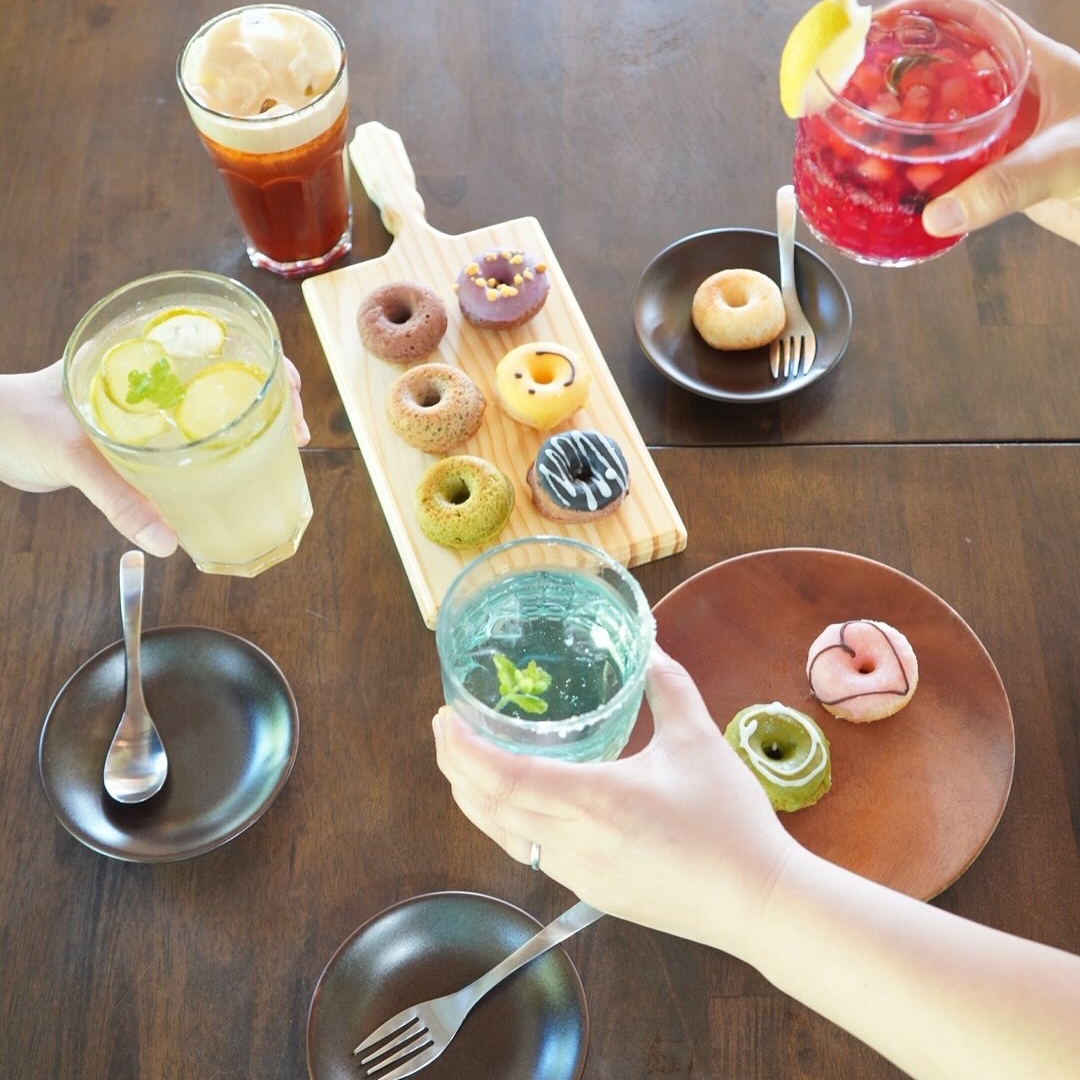 【新登場】ノンアルドリンク大幅充実🍹🌊 ・
実は最近までクラフトビールをご用意していたのですが、お車でのご来店が大半の当店ではさっぱり需要がなく。。😅
・
ですが、せっかくご家族やご友人様とここまできてくださって特別な時間を過ごすのだから、特別なドリンクで乾杯してほしい🥂✨
・ 🚙お車でお越しのドライバーさん
🤱授乳中のママさんたち
👫お子様連れのご家族様
・
心置きなく‼️
みんなでいっしょに乾杯して頂きたいと思って作りました♪
・
見た目も味も華やかで本格的なカクテル風ドリンクのポイントは、omoや545のガーデン内で収穫した自然栽培のすだちをはじめ、フレッシュな赤紫蘇、夏らしい青梅などを使用した手作り甜菜糖シロップや、飲む点滴と言われる甘麹をベースにしていること👍
・
夏の過酷な環境と戦う皆様の身体が、内側から癒されるような素材をちりばめて、どれも完成度の高い一杯に仕上がっています🤩
・
・
非日常の中で心身を癒す、小さな旅の目的地🏡
・
いつも頑張っているご自分へのご褒美に、ぜひ大切な方と一緒にお立ち寄りください☺️
・
【予約不要】スイーツやドリンクなどカフェメニュー☕️🍹
【予約要】限定ランチメニュー🍱
・ ―――――――――――――――――――――――――― 🌸ランチ等限定メニュー　ご予約方法 ――――――――――――――――――――――――――
・ ①予約リクエスト専用フォーム（前日迄） https://docs.google.com/forms/d/e/1FAIpQLSfBUMtucKm6sLfqqy69I3FGfvCUrcmHjrdgXeajPTuE1VAE5g/viewform  ※ハイライト「ランチ予約」からブラウザへリンクできます🔗 ・ ②お電話　050-3740-8545（火-日:10:00-16:00)  ・ ③SNS DM（前日迄）  ・ ④公式サイト　お問い合わせフォーム  https://omoya545.jp/contact  ・ お知らせ頂く内容🙇‍♀️  ・ご来店予定日（カフェ営業日：木・金・土・日） ・ご来店予定時間（ランチ11:00-13:30)  ・代表者様のお名前 ・当日繋がるお電話番号  ・ご希望メニュー（menu参照　https://omoya545.jp/cafe）  ・ 避けている食材等あれば、可能な限り代替え対応致します😊 
・
――――――――――――――――――――――――――
🚗ご来店方法
――――――――――――――――――――――――――
・
カーナビご利用の際は、以下住所をご入力下さい↓
岡山県 岡山市 北区 御津新庄 368番地
・
🛣️道案内動画1/山陽IC・赤磐・和気/津山・美作方面
https://www.instagram.com/reel/C61A-vTSQSz/?igsh=MWV4NG1ydHdzdzhrdA==
・
🛣️道案内動画2/岡山IC・岡山市街・空港/津山・久米南方面
https://www.instagram.com/reel/C6xoufzSudl/?igsh=MW45OXBkZXNvcWZuag==
・
公式HPアクセスページ
https://omoya545.jp/access
・
テイクアウト・一時降車のみ
https://www.instagram.com/p/C-bRflQycxW/?hl=ja&img_index=1

※フィード欄TOPにも、動画と画像を掲載しています
※ハイライト[ACSESS]もご参考ください

――――――――――――――――――――――――――
・
大切な人と過ごす、心身のご褒美時間😌
omoや545は、アレルギーや食制限に関わらず、美味しいね！と言い合えるメニューをご提供します🏡
・
皆様のご来店をお待ちしております☺️
・
・
#ノンアルコールで乾杯 

#omoや545 
#岡山カフェ 
#岡山ランチ 
#ファミリーカフェ 
#親子カフェ 
#キッズカフェ 
#子連れカフェ 
#子連れランチ 
#ママ友とカフェ 
#犬連れカフェ

#アイス 
#パフェ
#ドーナツ 

#子連れお出かけスポット
#岡山お出かけ
#岡山お出かけ情報

#薬膳カフェ 
#薬膳料理 
#薬膳ランチ

#アレルゲンフリー 
#グルテンフリー
#ヴィーガン
#小麦アレルギー
#牛乳アレルギー 
#卵アレルギー
#ナッツアレルギー