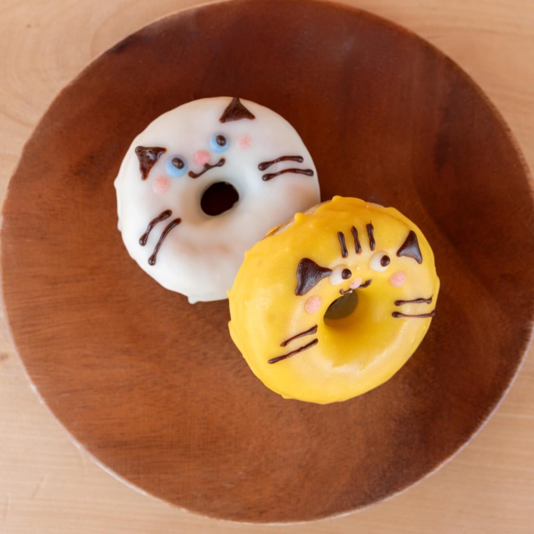 【2/22猫の日】おちゃめな表情のにゃんこドーナツ勢揃い！
・
可愛さとふわもちがあふれる！
カラフルなにゃんこドーナツ5種🐈‍⬛
・
🖤クロ（ブラックココア）
🧡キジ（ココア）
🤍シロ（ココナッツミルク）
💛トラ（パンプキン）
🩷ハナ（ストロベリー）
・
omoや545から、新ブランド「minaCorale（みなこらーれ）®︎」リリース記念デザインとして新登場しました🐱
・
オンラインショップ限定ギフトBOXとして販売開始しましたが、ご好評につき222(にゃん・にゃん・にゃん）の猫の日より、omoや545店舗でもお召し上がり頂けるようになりました❣️
・
⚠️しかし、明日は３連休2日目‼️ランチタイムはすでにご予約をたくさん頂いておりまして、かなり店内混み合う予定です😫
・
ご来店前にお電話頂けましたら、ランチのご用意可否や、空き時間のご案内などお伝えできますので、ぜひお出かけをご計画の際には下記までご一報くださいませ🙇‍♀️↓
・ 📞omoや545店舗直通TEL 050-3740-8545（火-日:10:00-16:00) 
・
・
通常時のご予約方法はこちら↓ ―――――――――――――――――――――――――― 🌸ご予約方法 ――――――――――――――――――――――――――
omoや545のランチ等の限定メニューは、ご来店前のご予約をお願いしています📩
・
⚠️ご予約の無いままご来店された場合は、長時間お待たせしたり、ご希望のメニューをご提供できない場合がございます🙏
ご理解を頂ければ幸いです。
・
・ ①予約リクエスト専用フォーム（前日迄） https://docs.google.com/forms/d/e/1FAIpQLSfBUMtucKm6sLfqqy69I3FGfvCUrcmHjrdgXeajPTuE1VAE5g/viewform  ※ハイライト「LUNCH 予約」からブラウザへリンクできます🔗 ・ ②電話
050-3740-8545（火-日:10:00-16:00) 
・ ③SNS DM（前日迄）  ・ ④公式サイト　お問い合わせフォーム  https://omoya545.jp/contact  ・ お知らせ頂く内容🙇‍♀️  ・ご来店予定日（カフェ営業日：木・金・土・日） ・ご来店予定時間（ランチ11:00-13:30)  ・代表者様のお名前 
・当日繋がるお電話番号  ・ご希望メニュー（menu参照　https://omoya545.jp/cafe）  ・ 避けている食材等あれば、可能な限り代替え対応致します😊 
・
――――――――――――――――――――――――――
🚗ご来店方法
――――――――――――――――――――――――――
・
カーナビご利用の際は、以下住所をご入力下さい↓
岡山県 岡山市 北区 御津新庄 368番地
・
🛣️道案内動画1/山陽IC・赤磐・和気/津山・美作方面
https://www.instagram.com/reel/C61A-vTSQSz/?igsh=MWV4NG1ydHdzdzhrdA==
・
🛣️道案内動画2/岡山IC・岡山市街・空港/津山・久米南方面
https://www.instagram.com/reel/C6xoufzSudl/?igsh=MW45OXBkZXNvcWZuag==
・
公式HPアクセスページ
https://omoya545.jp/access
・
テイクアウト・一時降車のみ
https://www.instagram.com/p/C-bRflQycxW/?hl=ja&img_index=1

※フィード欄TOPにも、動画と画像を掲載しています
※ハイライト[ACSESS]もご参考ください

・
・
・
omoや545は、アレルギーや食制限に関わらず、美味しいね！と一緒に言い合えるメニューをご提供します🏡
・
大切な人と過ごす、心身のご褒美時間。
いつも頑張っているご自分へのご褒美に、ぜひ大切な方と一緒にお立ち寄りください。
・
皆様のご来店をお待ちしております☺️ ・
#omoや545
#minaCorale 
#ねこ 
#岡山おでかけ
#フリーフロム