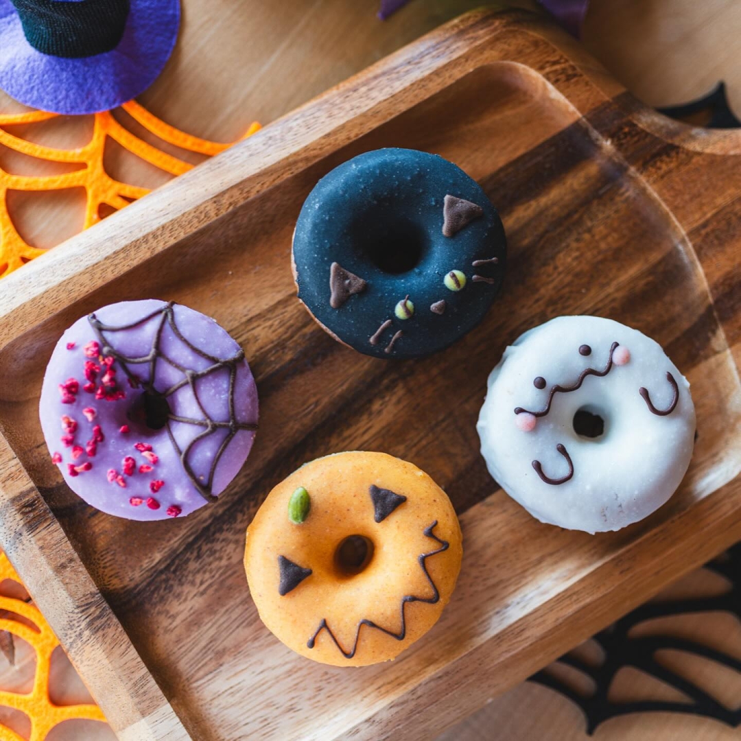 ――――――――――――――――――――――――――
今年も復刻♪10月限定ハロウィンドーナツ✨
――――――――――――――――――――――――――
・
カラフルなバリエーションが楽しめる、omoや545のアレルゲンフリードーナツシリーズ🍩
毎年発売される季節限定テイストも、お楽しみのひとつ☝️
・
2025新作コレクションは全5種類展開😋
初の店舗限定販売バージョンもあるので、ぜひ全種コンプしてくださいね❣️
・
👻オバケ👻
無邪気なにっこり顔と目が合えば、食べるのをためらってしまう可愛さのオバケちゃん。
今年はランダムにいろんな表情の子がいるのがポイント❣️ 香り高いアールグレイ茶葉を焼き込んだふわもちドーナツに、まろやかなホワイトチョコを乗せて、まったりとしたティータイムをイメージ。
・
😈モンスター猫😈
ハロウィンらしいキャラクターのひとつ、ギラリと黄色い目が光る黒猫さんが初登場🐈‍⬛
ふわもちココアドーナツに、カカオのほろ苦さが効いたブラックココアチョコをコーティング。
・
🕷️スパイダー🕷️
毎年人気の高いスパイダー！ココアドーナツに紫芋チョコ、ドライラズベリーをトッピングした毒々しいカラーに惹かれてしまう方が続出。
でもふんわりもっちり食感と紫芋の優しい甘さとのギャップがポイント。
・
🎃パンプキン🎃
秋ドーナツ常連のパンプキンは、毎年ちょっとづつお顔が変わっているんです。
ふわもちプレーンドーナツに、カボチャチョコレートの優しい甘さがベストマッチ！ ちょこんと乗ったパンプキンシードが食感のアクセントに。
・
🟢フランケンシュタイン🟢
今年はomoや545店舗でしか買えない特別バージョンが登場🧌
抹茶ドーナツに、さらに抹茶チョココーティングが鮮やかなフランケンさん。お茶目な表情で、なんだか癒し系！？
・
・
＜今更だけど！omoや545のアレルゲンフリースイーツって？＞
・
⭐️8大アレルゲン（小麦・卵・乳製品・落花生・くるみ・えび・かに・そば）不使用
⭐️ナッツ類（アーモンド・カシューナッツ等）不使用
⭐️グルテンフリー
⭐️オールプラントベース
・
ぜひ、今だけのアレルゲンフリードーナツを楽しんでください❣️
・
・
omoや545は、アレルギーや食制限に関わらず、美味しいね！と一緒に言い合えるメニューをご提供します🏡
・
大切な人と過ごす、心身のご褒美時間。
いつも頑張っているご自分へのご褒美に、ぜひ大切な方と一緒にお立ち寄りください。
・
皆様のご来店をお待ちしております☺️
・
#omoや545 
#岡山カフェ 
#岡山ランチ 
#ファミリーカフェ 
#親子カフェ 
#キッズカフェ 
#子連れカフェ 
#子連れランチ 
#ママ友とカフェ 
#犬連れカフェ

#ハロウィン
#ドーナツ 

#子連れお出かけスポット
#岡山お出かけ
#岡山お出かけ情報

#薬膳カフェ 
#薬膳料理 
#薬膳ランチ

#アレルゲンフリー 
#グルテンフリー
#ヴィーガン
#小麦アレルギー
#牛乳アレルギー 
#卵アレルギー
#ナッツアレルギー