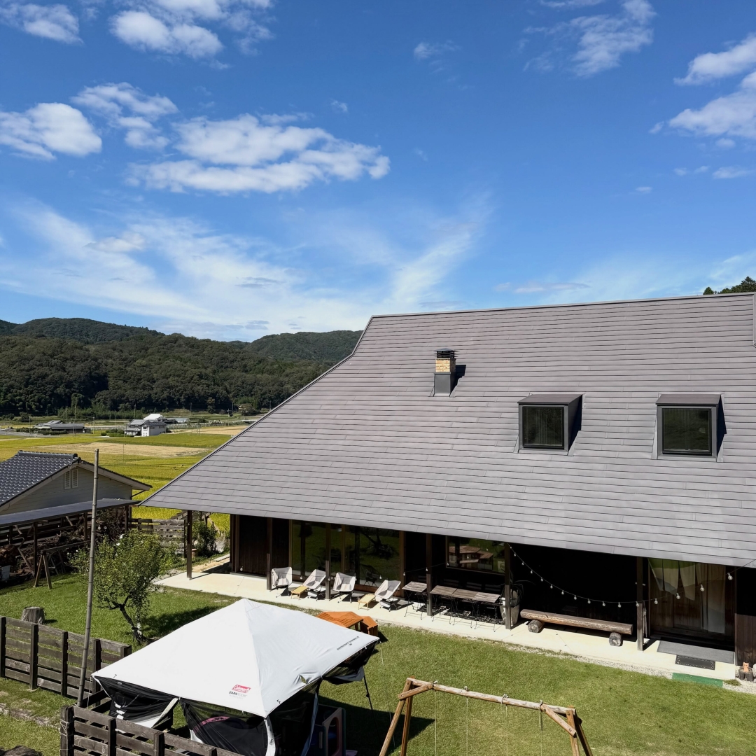 快晴のガーデンが心地良い本日のomoや545です☀️
過ごしやすい気候の10月は、行楽やイベントのご予定も沢山でしょうか！？🚙🏕️
・
まもなくオープンから6年になるomoや545は、「お子様と一緒に行ける古民家カフェ」として、ファミリーのお客様のご評価を頂いてきました😆✨
・
🍀ブランコをはじめとしたガーデン遊具あり
🍀店内には畳の小上がり席
🍀授乳室・ベビーベッドのご用意あり
🍀ランチメニューに離乳食からキッズメニューまで
🍀店内提供メニューはすべてアレルゲンフリー（特定原材料9品目対象）
・
などなど❣️
設備も充実しています♪
・
📖岡山のおいしい店2027 
📖月刊タウン情報おかやま　「子供と行ける定食」特集
にもご掲載頂きました🙌
・
お子様とのお出かけにもぴったりな店舗としてもっと知って頂けたら嬉しいです☺️💕
・
岡山ぜひご家族やご友人との休日に、
『小さな旅の目的地・omoや545』
へお立ち寄りください🏡
・
―――――――――――――――――――――――――― 🌸ランチ等限定メニュー　ご予約方法 ――――――――――――――――――――――――――
限定数量のランチメニューは事前のご予約をお願いしています旨、ご理解を頂ければ幸いです🙏
・
・ ①予約リクエスト専用フォーム（前日迄） https://docs.google.com/forms/d/e/1FAIpQLSfBUMtucKm6sLfqqy69I3FGfvCUrcmHjrdgXeajPTuE1VAE5g/viewform  ※ハイライト「LUNCH 予約」からブラウザへリンクできます🔗 ・ ②店舗直通電話（10:00-16:00) 

――――――――――――――――――――――――――
🚗ご来店方法
――――――――――――――――――――――――――
・
初めてご来店のお客様に、当店の駐車場についてご案内致します。

①イートイン専用駐車場
カフェをご利用頂くお客様のための駐車場は、店舗から250m離れた場所に10台ほど駐車できるスペースをご用意しています。

降車後、徒歩3-5分ほど歩いてきて頂く形になりますので、あらかじめご了承ください。

カーナビご利用の際は、店舗住所ではなく、以下駐車場の住所をご入力頂くとスムーズに到着します↓
岡山県 岡山市 北区 御津新庄 368番地

もし小さいお子様や徒歩が難しいお客様がいらっしゃる場合には、下記テイクアウト専用駐車場で降車して頂いてから、お連れ様にイートイン専用駐車場へお車をご移動頂いております。

②テイクアウト専用駐車場
スイーツのテイクアウトのみご利用のお客様は、店舗東側のスペースにご駐車頂けます。
路肩にも一時駐車可能です。

・
🛣️道案内動画1/山陽IC・赤磐・和気/津山・美作方面
https://www.instagram.com/reel/C61A-vTSQSz/?igsh=MWV4NG1ydHdzdzhrdA==
・
🛣️道案内動画2/岡山IC・岡山市街・空港/津山・久米南方面
https://www.instagram.com/reel/C6xoufzSudl/?igsh=MW45OXBkZXNvcWZuag==
・
公式HPアクセスページ
https://omoya545.jp/access
・
テイクアウト・一時降車のみ
https://www.instagram.com/p/C-bRflQycxW/?hl=ja&img_index=1

※フィード欄TOPにも、動画と画像を掲載しています
※ハイライト[ACSESS]もご参考ください

#omoや545  #岡山グルメ 
#岡山スイーツ 
#岡山ランチ 
#岡山おでかけ