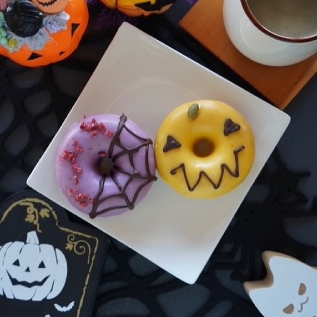 10月限定ハロウィンドーナツ販売中🍩🕷️🎃
・
・
―――――――――――――――――――――――――― 🌸ランチ等限定メニュー　ご予約方法 ――――――――――――――――――――――――――
限定数量のランチメニューは事前のご予約をお願いしています旨、ご理解を頂ければ幸いです🙏
・
・ ①予約リクエスト専用フォーム（前日迄） https://docs.google.com/forms/d/e/1FAIpQLSfBUMtucKm6sLfqqy69I3FGfvCUrcmHjrdgXeajPTuE1VAE5g/viewform  ※ハイライト「LUNCH 予約」からブラウザへリンクできます🔗 ・ ②店舗直通電話（10:00-16:00) 

――――――――――――――――――――――――――
🚗ご来店方法
――――――――――――――――――――――――――
・
初めてご来店のお客様に、当店の駐車場についてご案内致します。

①イートイン専用駐車場
カフェをご利用頂くお客様のための駐車場は、店舗から250m離れた場所に10台ほど駐車できるスペースをご用意しています。

降車後、徒歩3-5分ほど歩いてきて頂く形になりますので、あらかじめご了承ください。

カーナビご利用の際は、店舗住所ではなく、以下駐車場の住所をご入力頂くとスムーズに到着します↓
岡山県 岡山市 北区 御津新庄 368番地

もし小さいお子様や徒歩が難しいお客様がいらっしゃる場合には、下記テイクアウト専用駐車場で降車して頂いてから、お連れ様にイートイン専用駐車場へお車をご移動頂いております。

②テイクアウト専用駐車場
スイーツのテイクアウトのみご利用のお客様は、店舗東側のスペースにご駐車頂けます。
路肩にも一時駐車可能です。

・
🛣️道案内動画1/山陽IC・赤磐・和気/津山・美作方面
https://www.instagram.com/reel/C61A-vTSQSz/?igsh=MWV4NG1ydHdzdzhrdA==
・
🛣️道案内動画2/岡山IC・岡山市街・空港/津山・久米南方面
https://www.instagram.com/reel/C6xoufzSudl/?igsh=MW45OXBkZXNvcWZuag==
・
公式HPアクセスページ
https://omoya545.jp/access
・
テイクアウト・一時降車のみ
https://www.instagram.com/p/C-bRflQycxW/?hl=ja&img_index=1

※フィード欄TOPにも、動画と画像を掲載しています
※ハイライト[ACSESS]もご参考ください

#omoや545 #岡山グルメ
#岡山スイーツ
#岡山おでかけ