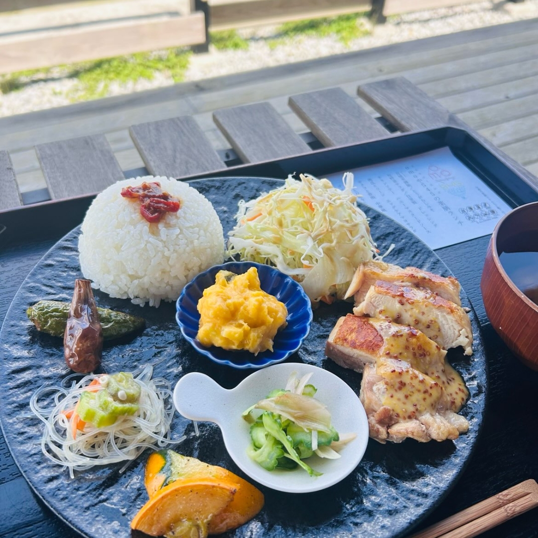 ３連休のスタート！お出かけ日和ですね🚙 ・ 定番人気の薬膳ランチプレートは、週替わりのメニュー🍀
お肉をメインに、旬の有機野菜の惣菜と、地元で採れる五城米のおにぎり、岡山の老舗味噌屋さん『吉田本店』さんのテンペ味噌のお味噌汁など、全て店内で丁寧に手作りした身体思いの一皿です🍱
・
離乳食は前期・中期・後期からきめ細やかにサポート🤱
キッズランチプレートやおにぎりなど、お子様向けのメニューも充実している、ちょっと珍しい古民家カフェです🍙
・
金木犀が香るomoや545のガーデンはぽかぽかと暖かくて風が爽やか😆✨
今週は、#coleman の新しいチェアが仲間入りしたので、ガーデンでのんびりとお過ごし頂けますよ☕️
・
ぜひ大切な方とご一緒に、「小さな旅の目的地」omoや545にお寄りください♪
・
―――――――――――――――――――――――――― 🌸ランチ等限定メニュー　ご予約方法 ――――――――――――――――――――――――――
限定数量のランチメニューは事前のご予約をお願いしています旨、ご理解を頂ければ幸いです🙏
・
・ ①予約リクエスト専用フォーム（前日迄） https://docs.google.com/forms/d/e/1FAIpQLSfBUMtucKm6sLfqqy69I3FGfvCUrcmHjrdgXeajPTuE1VAE5g/viewform  ※ハイライト「LUNCH 予約」からブラウザへリンクできます🔗 ・ ②店舗直通電話（10:00-16:00) 

――――――――――――――――――――――――――
🚗ご来店方法
――――――――――――――――――――――――――
・
初めてご来店のお客様に、当店の駐車場についてご案内致します。

①イートイン専用駐車場
カフェをご利用頂くお客様のための駐車場は、店舗から250m離れた場所に10台ほど駐車できるスペースをご用意しています。

降車後、徒歩3-5分ほど歩いてきて頂く形になりますので、あらかじめご了承ください。

カーナビご利用の際は、店舗住所ではなく、以下駐車場の住所をご入力頂くとスムーズに到着します↓
岡山県 岡山市 北区 御津新庄 368番地

もし小さいお子様や徒歩が難しいお客様がいらっしゃる場合には、下記テイクアウト専用駐車場で降車して頂いてから、お連れ様にイートイン専用駐車場へお車をご移動頂いております。

②テイクアウト専用駐車場
スイーツのテイクアウトのみご利用のお客様は、店舗東側のスペースにご駐車頂けます。
路肩にも一時駐車可能です。

・
🛣️道案内動画1/山陽IC・赤磐・和気/津山・美作方面
https://www.instagram.com/reel/C61A-vTSQSz/?igsh=MWV4NG1ydHdzdzhrdA==
・
🛣️道案内動画2/岡山IC・岡山市街・空港/津山・久米南方面
https://www.instagram.com/reel/C6xoufzSudl/?igsh=MW45OXBkZXNvcWZuag==
・
公式HPアクセスページ
https://omoya545.jp/access
・
テイクアウト・一時降車のみ
https://www.instagram.com/p/C-bRflQycxW/?hl=ja&img_index=1

※フィード欄TOPにも、動画と画像を掲載しています
※ハイライト[ACSESS]もご参考ください

#omoや545 #岡山グルメ
#岡山スイーツ
#岡山おでかけ