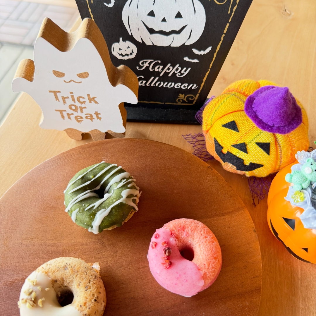 10/29/30/31の3日間限定❣️
omoや545のトリックオアトリート！キャンペーン開催🎃🍬
・
本日から当日までの3日間のうちにランチやテイクアウトをご利用のお客様で、

🎃ハロウィンの仮装をしてきてくださった方（ワインポイントでもOK）

へ、omoや545新作のふわもちミニドーナツをおひとつプレゼントします🎁
※ご用意している分がなくなり次第終了予定
・
店舗にはハロウィン限定フォトブースも設置中👻
お友達やご家族と可愛い写真を撮影して、記念にしてください✨
Instagramタグ付け大歓迎👍
・
ぜひ大切な方とご一緒に、「小さな旅の目的地」omoや545にお寄りください♪
・
限定数ご用意のランチメニューは、事前のご予約をお願いしています🙏
カフェのドリンクやスイーツはご予約不要☺️
・
―――――――――――――――――――――――――― 🌸ランチ等限定メニュー　ご予約方法 ――――――――――――――――――――――――――
限定数量のランチメニューは事前のご予約をお願いしています旨、ご理解を頂ければ幸いです🙏
・
・ ①予約リクエスト専用フォーム（前日迄） https://docs.google.com/forms/d/e/1FAIpQLSfBUMtucKm6sLfqqy69I3FGfvCUrcmHjrdgXeajPTuE1VAE5g/viewform  ※ハイライト「LUNCH 予約」からブラウザへリンクできます🔗 ・ ②店舗直通電話（10:00-16:00) 

――――――――――――――――――――――――――
🚗ご来店方法
――――――――――――――――――――――――――
・
初めてご来店のお客様に、当店の駐車場についてご案内致します。

①イートイン専用駐車場
カフェをご利用頂くお客様のための駐車場は、店舗から250m離れた場所に10台ほど駐車できるスペースをご用意しています。

降車後、徒歩3-5分ほど歩いてきて頂く形になりますので、あらかじめご了承ください。

カーナビご利用の際は、店舗住所ではなく、以下駐車場の住所をご入力頂くとスムーズに到着します↓
岡山県 岡山市 北区 御津新庄 368番地

もし小さいお子様や徒歩が難しいお客様がいらっしゃる場合には、下記テイクアウト専用駐車場で降車して頂いてから、お連れ様にイートイン専用駐車場へお車をご移動頂いております。

②テイクアウト専用駐車場
スイーツのテイクアウトのみご利用のお客様は、店舗東側のスペースにご駐車頂けます。
路肩にも一時駐車可能です。

・
🛣️道案内動画1/山陽IC・赤磐・和気/津山・美作方面
https://www.instagram.com/reel/C61A-vTSQSz/?igsh=MWV4NG1ydHdzdzhrdA==
・
🛣️道案内動画2/岡山IC・岡山市街・空港/津山・久米南方面
https://www.instagram.com/reel/C6xoufzSudl/?igsh=MW45OXBkZXNvcWZuag==
・
公式HPアクセスページ
https://omoya545.jp/access
・
テイクアウト・一時降車のみ
https://www.instagram.com/p/C-bRflQycxW/?hl=ja&img_index=1

※フィード欄TOPにも、動画と画像を掲載しています
※ハイライト[ACSESS]もご参考ください

#omoや545 #岡山グルメ
#岡山スイーツ
#岡山おでかけ 
#ハロウィン