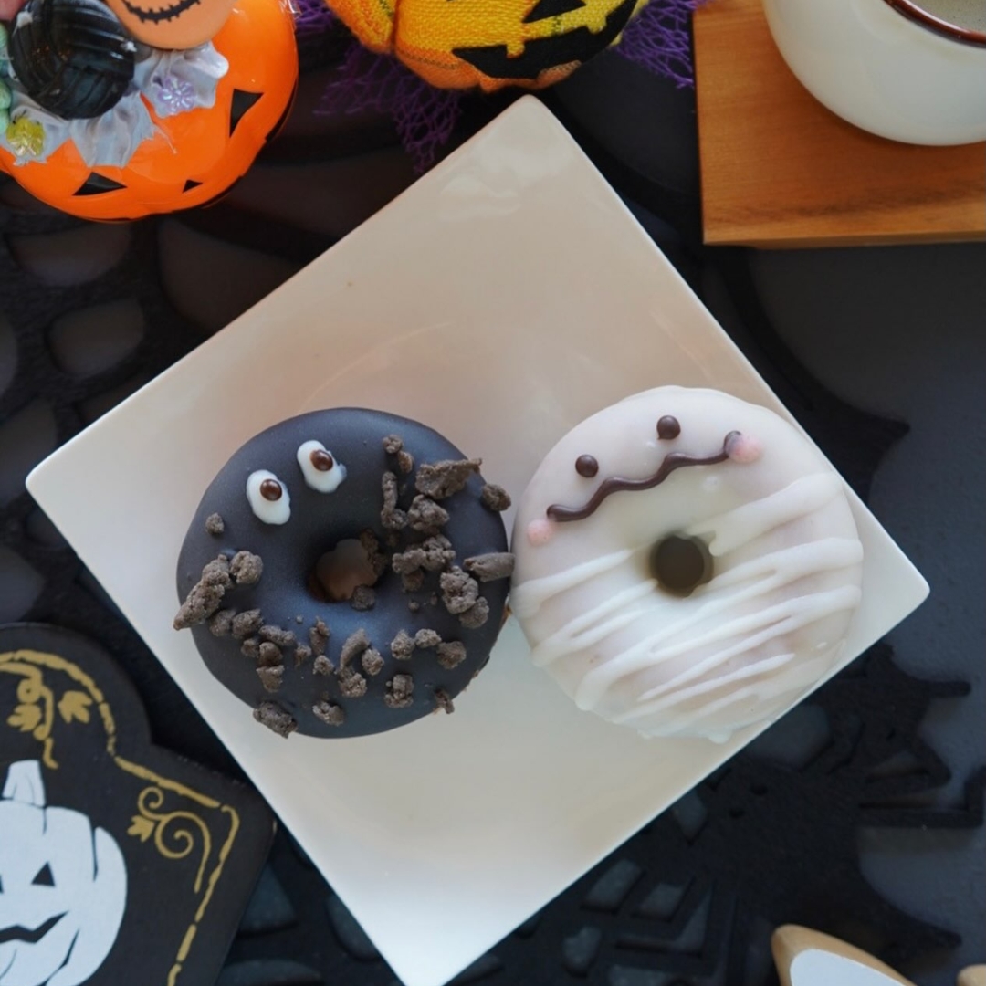 10月限定ハロウィンドーナツ販売中🍩😈👻
・
・
―――――――――――――――――――――――――― 🌸ランチ等限定メニュー　ご予約方法 ――――――――――――――――――――――――――
限定数量のランチメニューは事前のご予約をお願いしています旨、ご理解を頂ければ幸いです🙏
・
・ ①予約リクエスト専用フォーム（前日迄） https://docs.google.com/forms/d/e/1FAIpQLSfBUMtucKm6sLfqqy69I3FGfvCUrcmHjrdgXeajPTuE1VAE5g/viewform  ※ハイライト「LUNCH 予約」からブラウザへリンクできます🔗 ・ ②店舗直通電話（10:00-16:00) 

――――――――――――――――――――――――――
🚗ご来店方法
――――――――――――――――――――――――――
・
初めてご来店のお客様に、当店の駐車場についてご案内致します。

①イートイン専用駐車場
カフェをご利用頂くお客様のための駐車場は、店舗から250m離れた場所に10台ほど駐車できるスペースをご用意しています。

降車後、徒歩3-5分ほど歩いてきて頂く形になりますので、あらかじめご了承ください。

カーナビご利用の際は、店舗住所ではなく、以下駐車場の住所をご入力頂くとスムーズに到着します↓
岡山県 岡山市 北区 御津新庄 368番地

もし小さいお子様や徒歩が難しいお客様がいらっしゃる場合には、下記テイクアウト専用駐車場で降車して頂いてから、お連れ様にイートイン専用駐車場へお車をご移動頂いております。

②テイクアウト専用駐車場
スイーツのテイクアウトのみご利用のお客様は、店舗東側のスペースにご駐車頂けます。
路肩にも一時駐車可能です。

・
🛣️道案内動画1/山陽IC・赤磐・和気/津山・美作方面
https://www.instagram.com/reel/C61A-vTSQSz/?igsh=MWV4NG1ydHdzdzhrdA==
・
🛣️道案内動画2/岡山IC・岡山市街・空港/津山・久米南方面
https://www.instagram.com/reel/C6xoufzSudl/?igsh=MW45OXBkZXNvcWZuag==
・
公式HPアクセスページ
https://omoya545.jp/access
・
テイクアウト・一時降車のみ
https://www.instagram.com/p/C-bRflQycxW/?hl=ja&img_index=1

※フィード欄TOPにも、動画と画像を掲載しています
※ハイライト[ACSESS]もご参考ください

#omoや545 #岡山グルメ
#岡山スイーツ
#岡山おでかけ